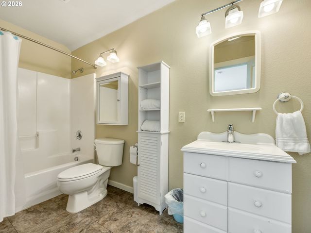 1077 Sw RIDGE Rd, Warrenton, OR 97146