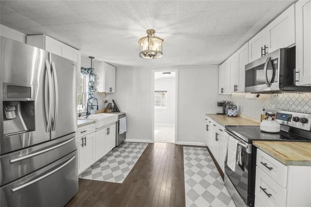 1215 BERRY Road, Independence, MO 64057