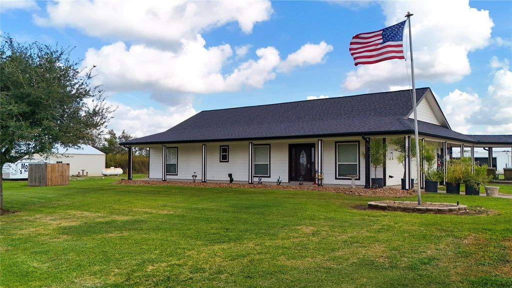 3827 County Road 209, Danbury, TX 77534