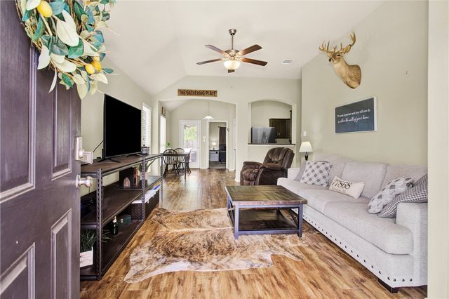704 Heritage Drive, Navasota, TX 77868