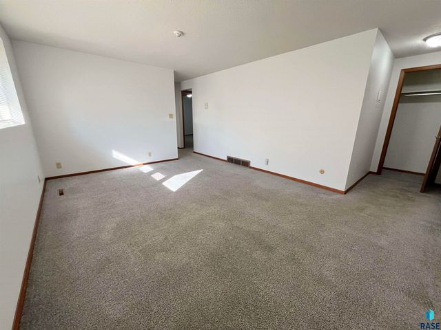 3900 S Hawthorne Ave Avenue, Sioux Falls, SD 57105