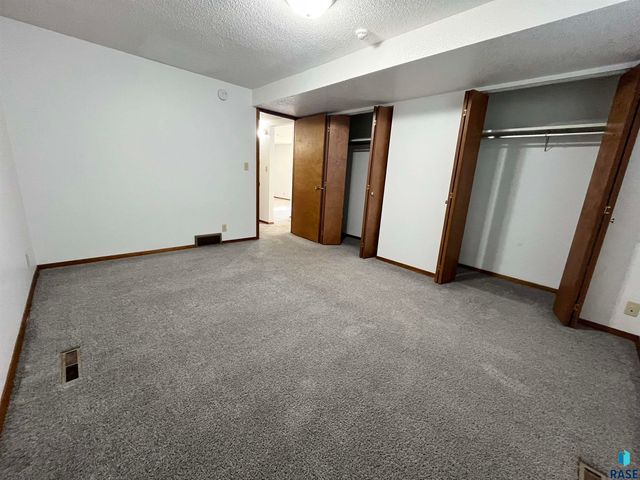 3900 S Hawthorne Ave Avenue, Sioux Falls, SD 57105