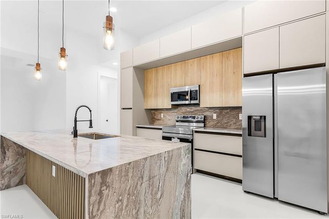 1015 SW 8th CT, Cape Coral, FL 33991