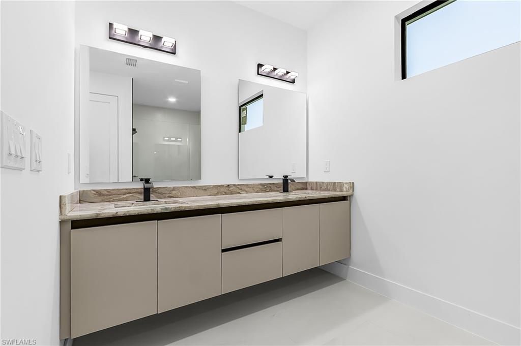 Image 15 of property listing at 1015 SW 8th CT, Cape Coral, FL 33991