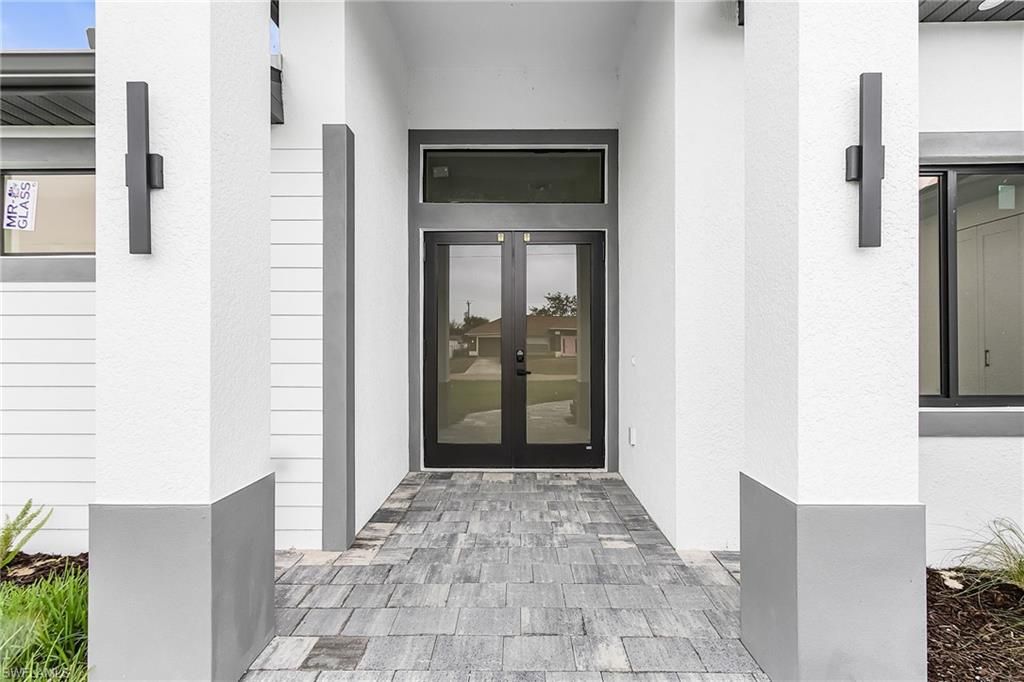 Image 5 of property listing at 1015 SW 8th CT, Cape Coral, FL 33991