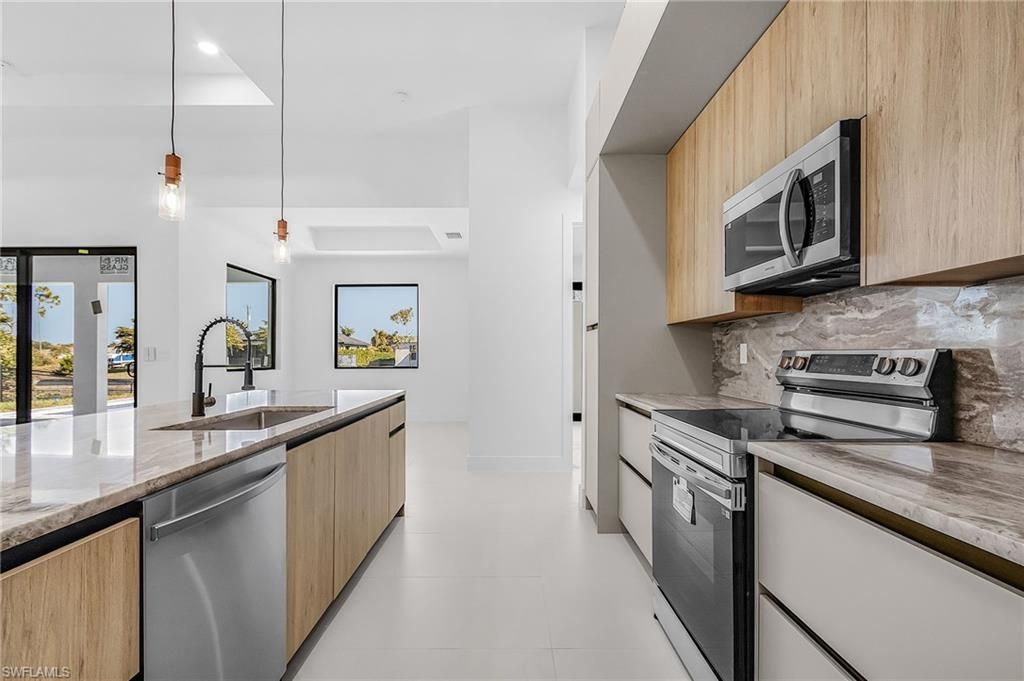 Image 9 of property listing at 1015 SW 8th CT, Cape Coral, FL 33991