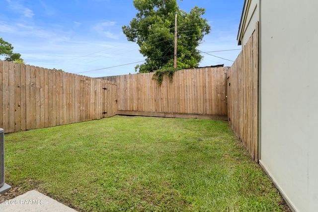 212 Highland Oaks Lane, Lafayette, LA 70508