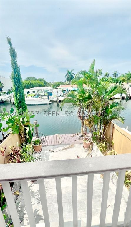 Image 27 of property listing at 2039 NE 123rd St, North Miami, FL 33181
