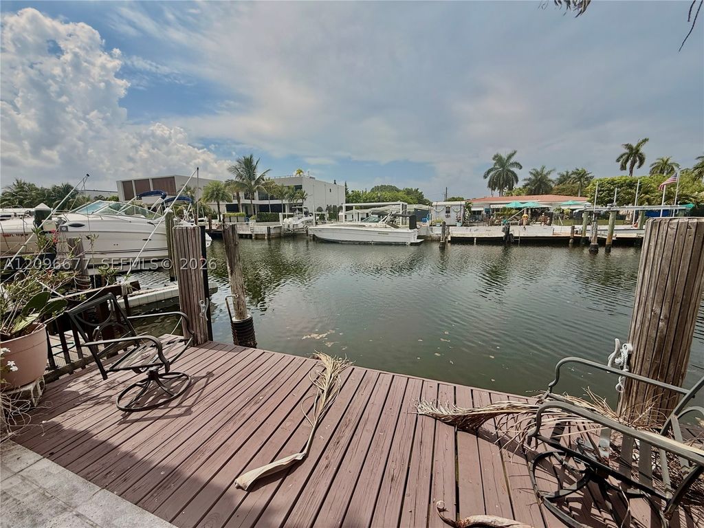 Image 3 of property listing at 2039 NE 123rd St, North Miami, FL 33181
