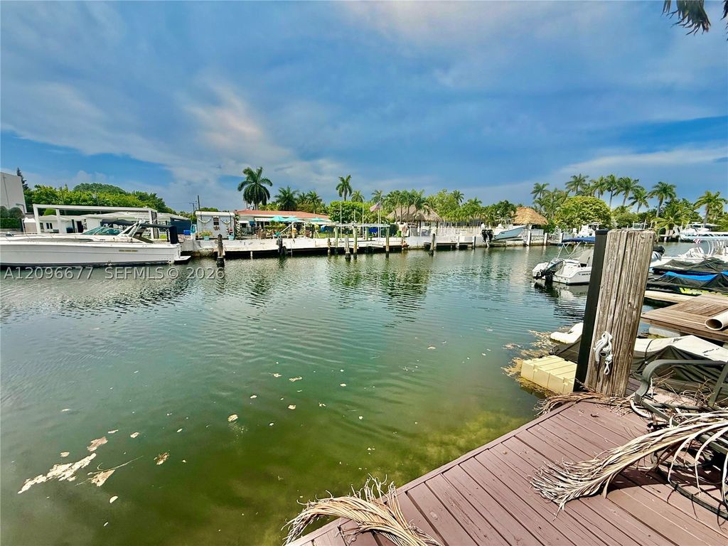 Image 4 of property listing at 2039 NE 123rd St, North Miami, FL 33181