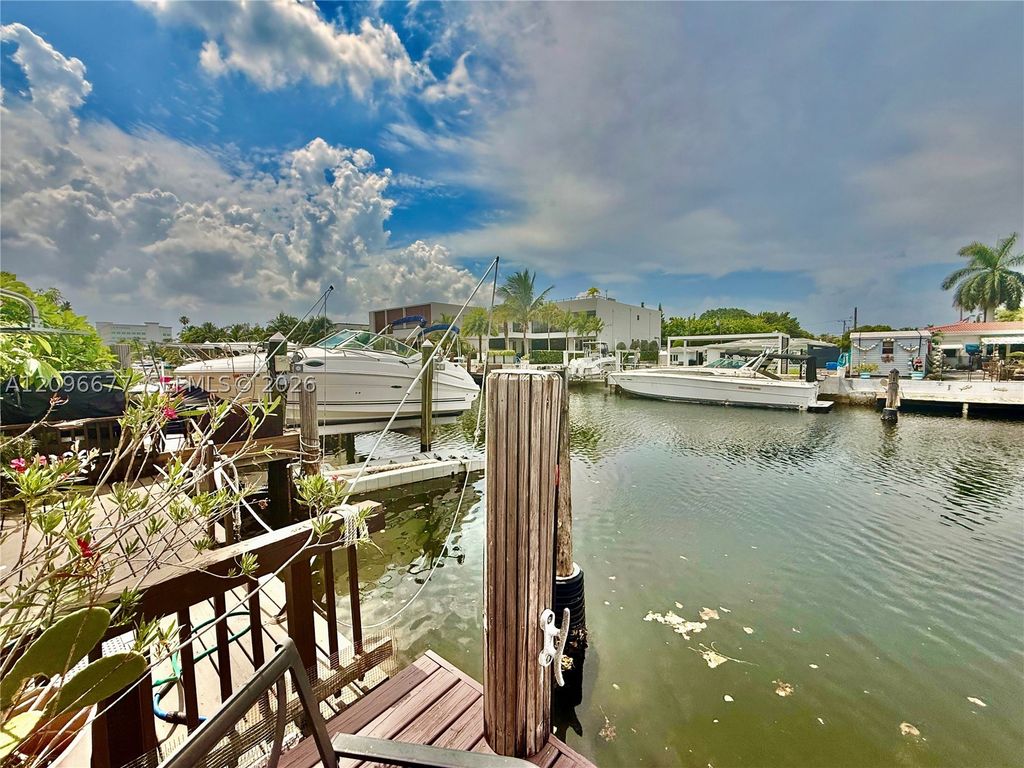 Image 5 of property listing at 2039 NE 123rd St, North Miami, FL 33181