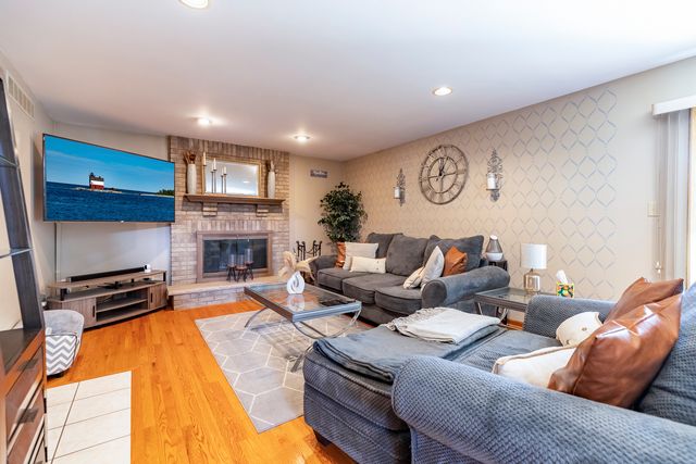 18319 Holland Road, Lansing, IL 60438