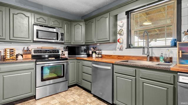2713 U ST, Bedford, IN 47421