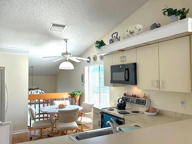 10415 S Circle Lake Drive 201, Boynton Beach, FL 33437