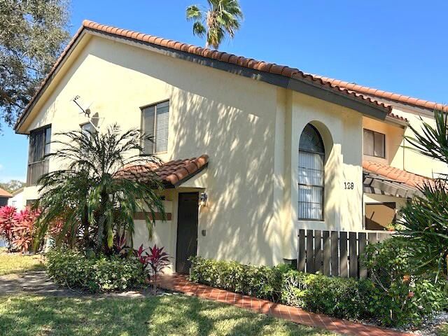 10415 S Circle Lake Drive 201, Boynton Beach, FL 33437