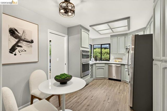 29 Captains Dr, Alameda, CA 94502