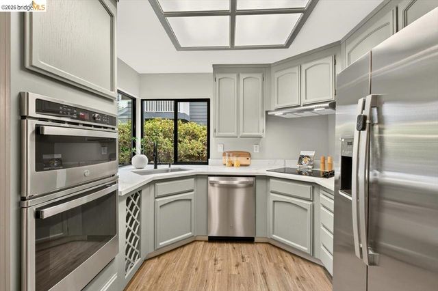29 Captains Dr, Alameda, CA 94502