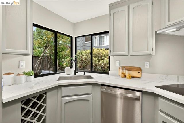 29 Captains Dr, Alameda, CA 94502