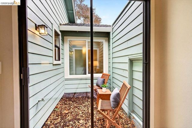 29 Captains Dr, Alameda, CA 94502