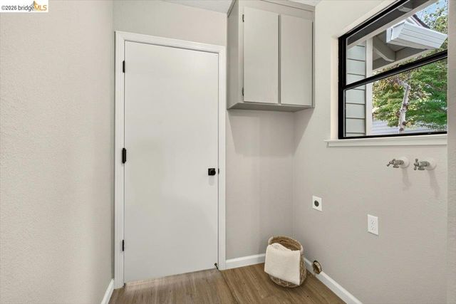 29 Captains Dr, Alameda, CA 94502