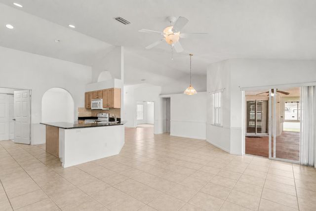 5829 NW Gerald Circle, Port St. Lucie, FL 34986