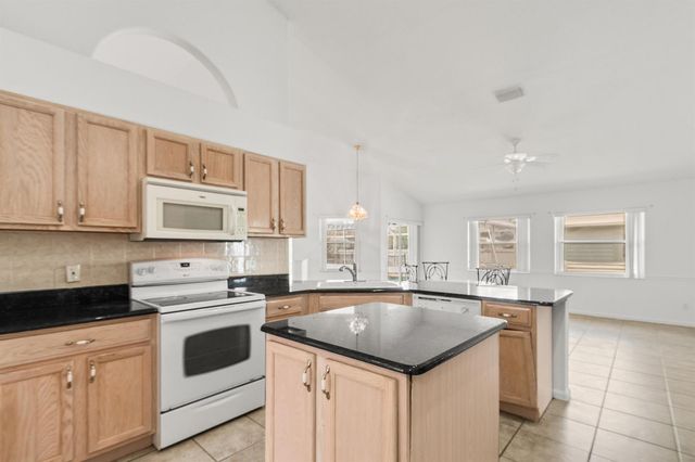 5829 NW Gerald Circle, Port St. Lucie, FL 34986