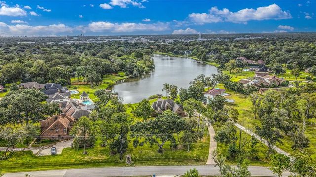 816 Lake Road, Lake Jackson, TX 77566