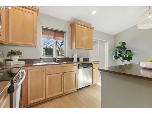 595 RABER Rd, Eugene, OR 97402