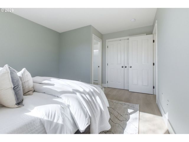 595 RABER Rd, Eugene, OR 97402