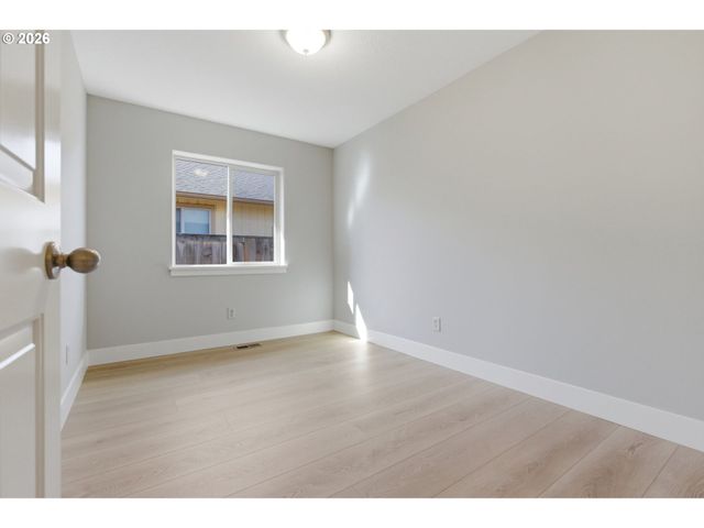 595 RABER Rd, Eugene, OR 97402