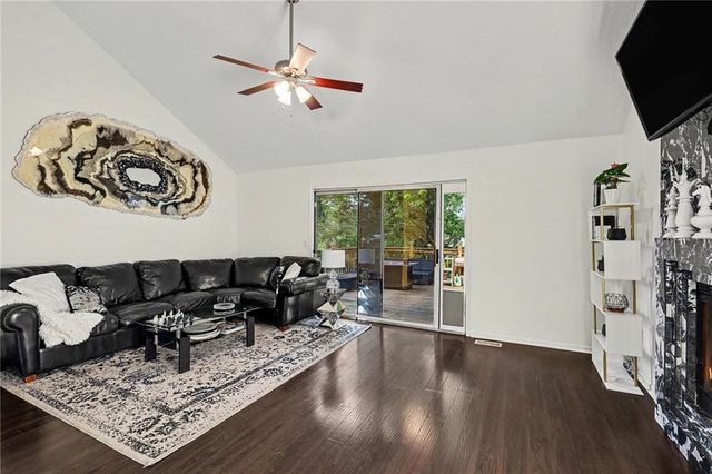 15129 Glenwood Avenue, Overland Park, KS 66223