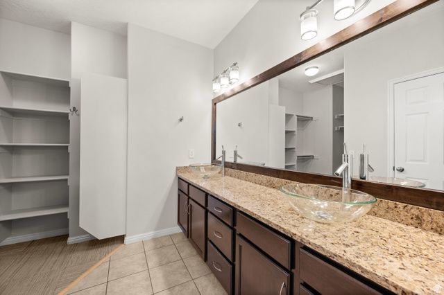 819 W JORDAN OAKS CT, Sandy, UT 84070