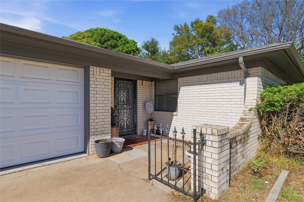 914 Meadowlark Lane, Granbury, TX 76048 — photo 3