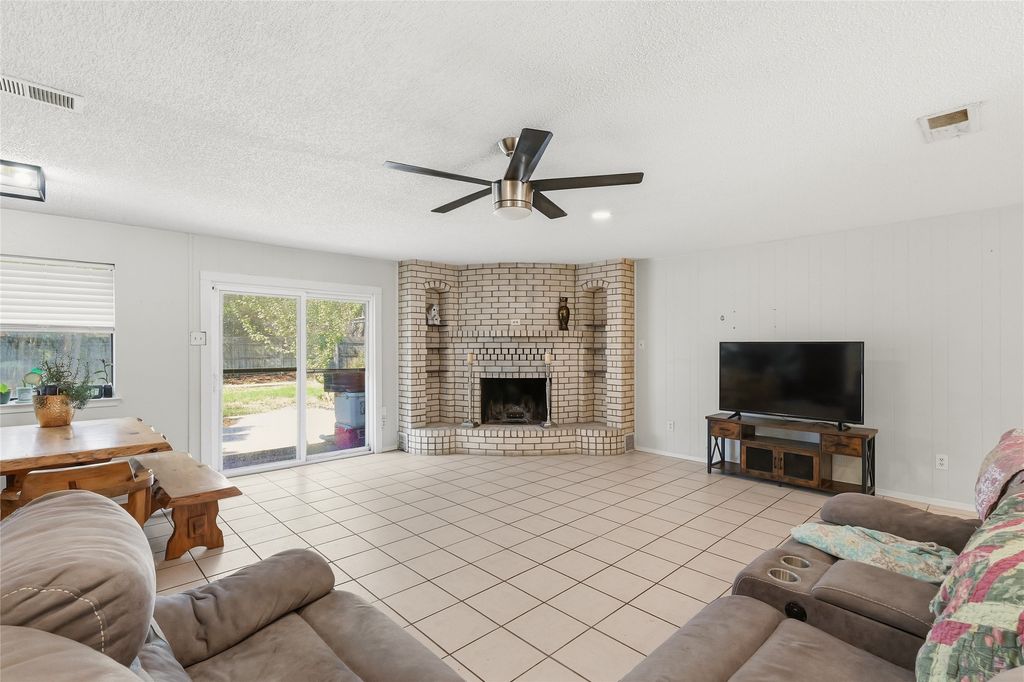 914 Meadowlark Lane, Granbury, TX 76048 — photo 4