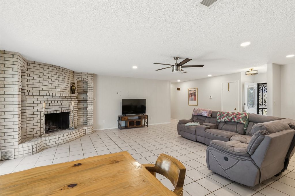 914 Meadowlark Lane, Granbury, TX 76048 — photo 5