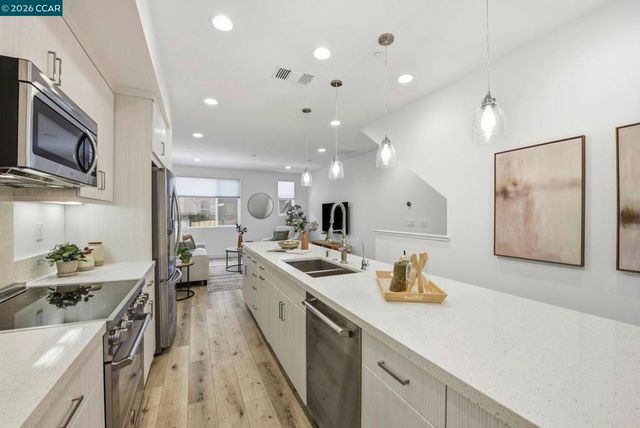 150 Uptown Cir, Oakland, CA 94607