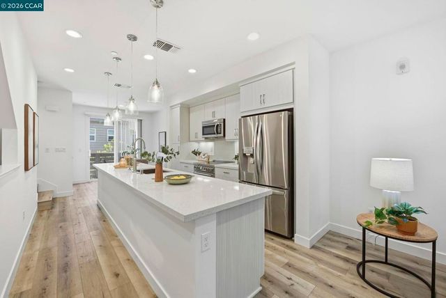 150 Uptown Cir, Oakland, CA 94607