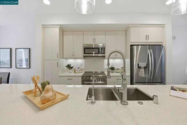 150 Uptown Cir, Oakland, CA 94607