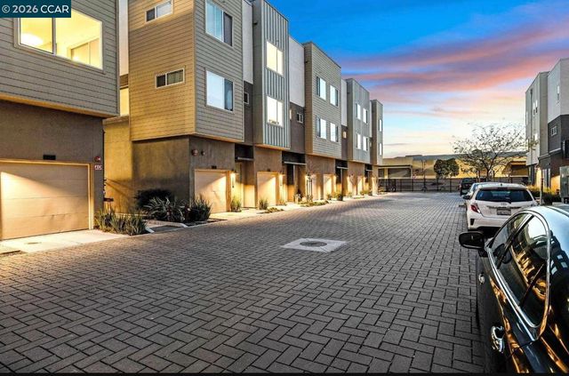 150 Uptown Cir, Oakland, CA 94607