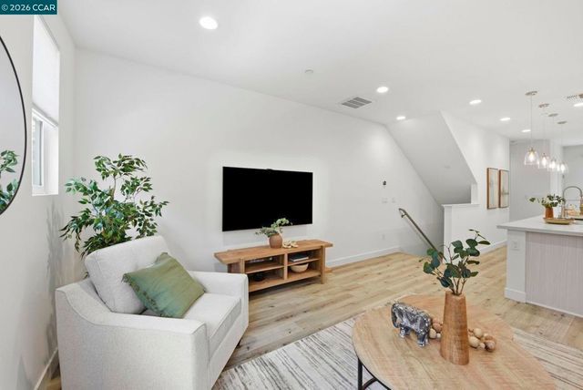 150 Uptown Cir, Oakland, CA 94607