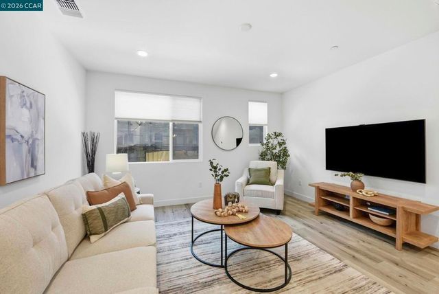 150 Uptown Cir, Oakland, CA 94607