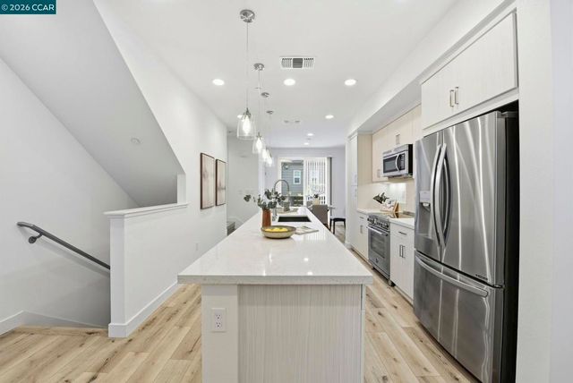 150 Uptown Cir, Oakland, CA 94607