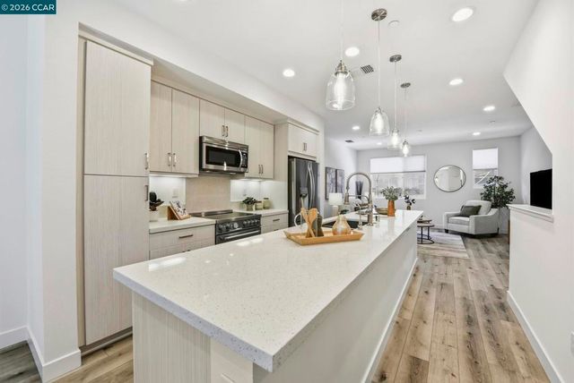 150 Uptown Cir, Oakland, CA 94607