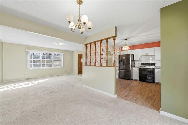 2724 Queen Ridge Drive, Independence, MO 64055