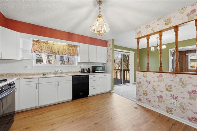 2724 Queen Ridge Drive, Independence, MO 64055