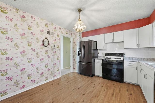 2724 Queen Ridge Drive, Independence, MO 64055