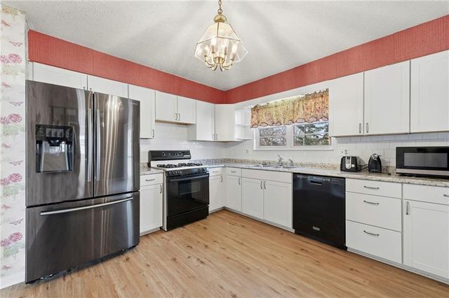 2724 Queen Ridge Drive, Independence, MO 64055