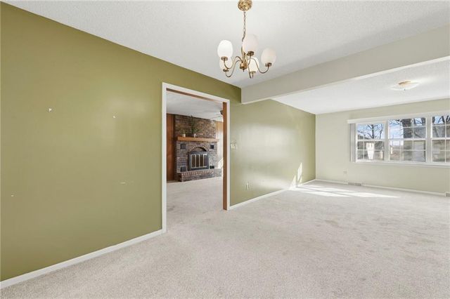 2724 Queen Ridge Drive, Independence, MO 64055