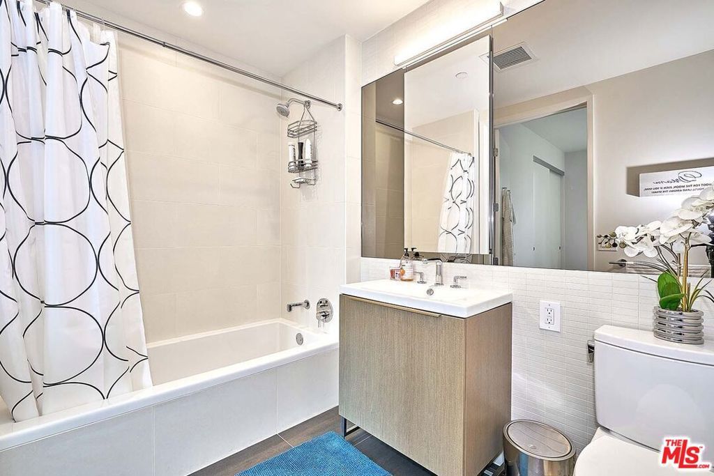 Image 19 of property listing at 889 Francisco Street 1001, Los Angeles, CA 90017