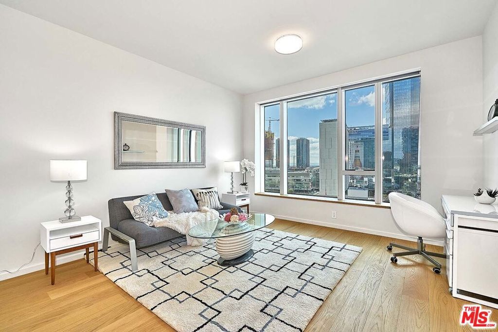 Image 2 of property listing at 889 Francisco Street 1001, Los Angeles, CA 90017